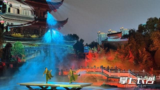 橘洲雪落引客来！《江天暮雪》三日迎客近万，宋韵光影点亮国庆