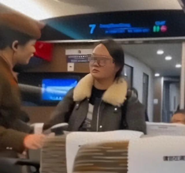 后续女子高铁堵道：知情人透原因，女子正脸被扒黑皮胖脸，已社死