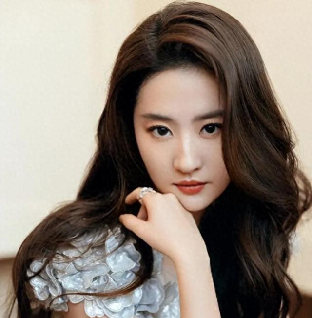 一场香港大火，让大家看清了38岁刘亦菲的"真面目"，赵立坚说对了