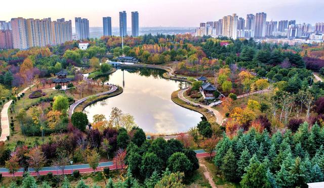 孟津区：城区公园秋色斑斓