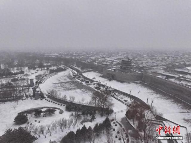 山西迎今冬首场降雪：雪落古城 大佛披银装