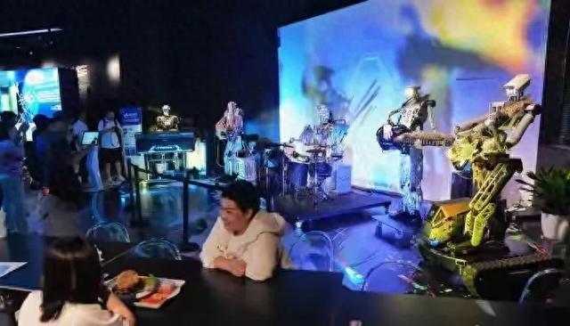 北京首家机器人餐厅开业，机器人大厨炒菜机器人乐队唱歌，你敢信