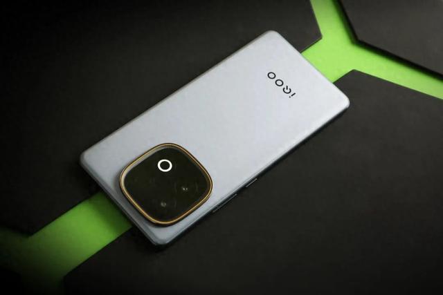 这叫“十全大补‘玩’”！iQOO Z10 Turbo+继续“天降猛人”