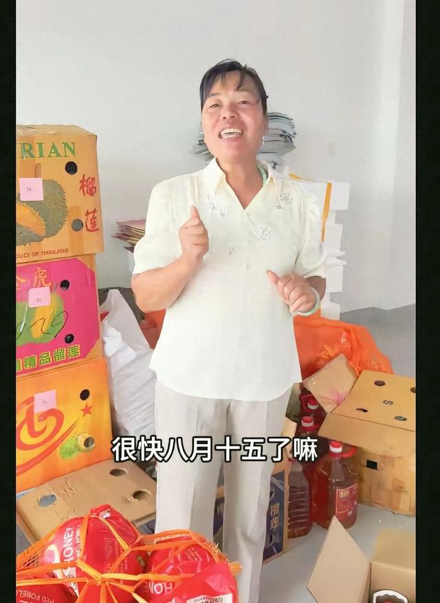 人靠衣装，全红婵妈妈一打扮差点认不出来了，端庄大气，判若两人