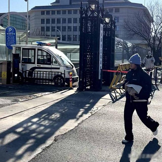 体育总局偶遇全红婵归队 包裹严实身姿挺拔 笑容满面 身形瘦了不少