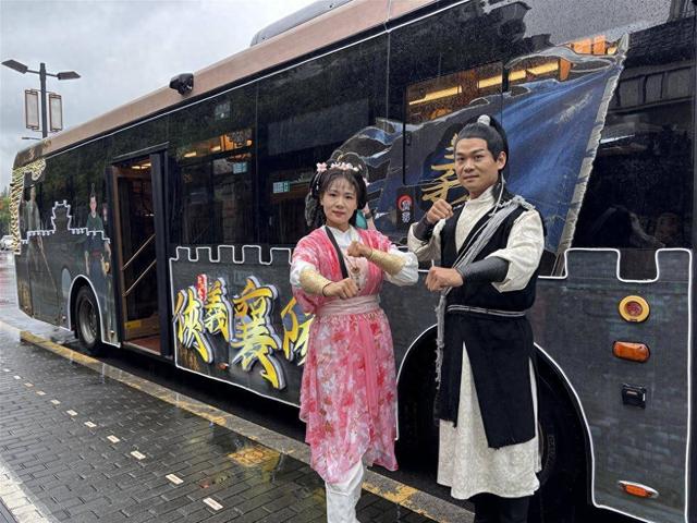 “侠义襄阳”上新！“郭靖黄蓉”开公交当导游