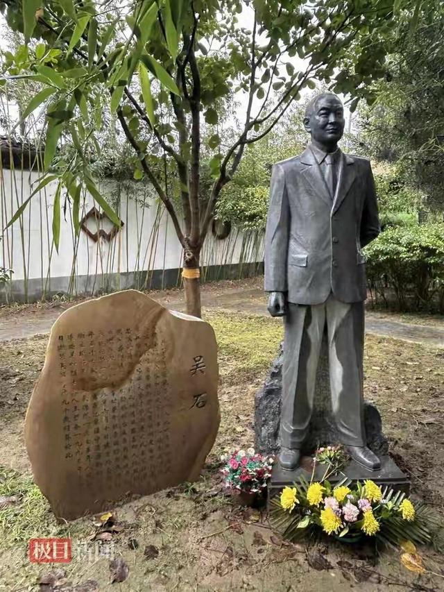 一位台湾青年站在吴石将军夫妇合葬墓前，声音哽咽地表达着