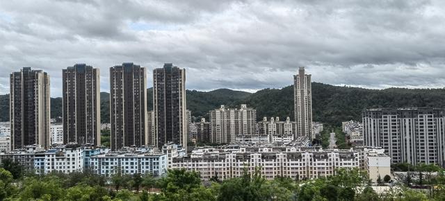 楚雄和凉山，全国两大彝族聚居区，彝人古镇小吃满街，晚餐仅26元