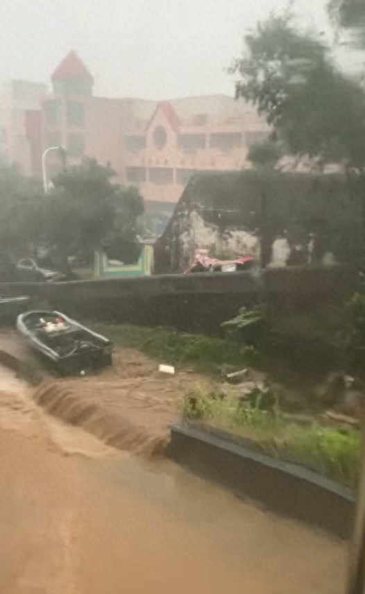 台风“桦加沙”在海陵岛登陆！当地居民：大风吹到耳鸣、好多街道都泡水了