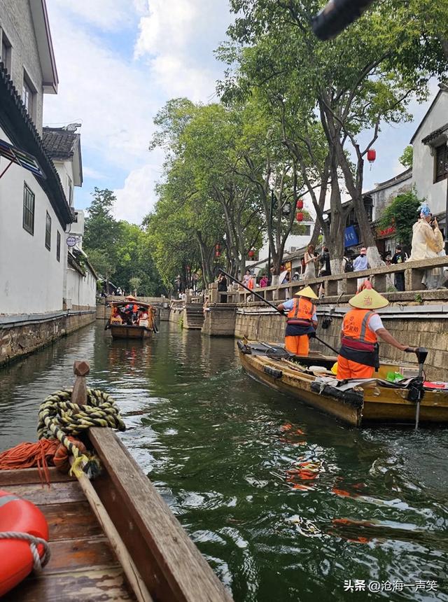苏州平江路，有水则灵，有歌则名，乌篷船上的歌声响遍河道两岸