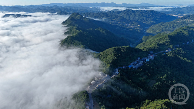 酉阳云海漫山峦 山间村落现绝美“空中秘境”