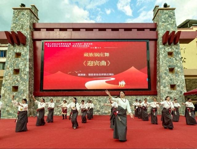 【树牢三个意识 凝聚思想共识】“故事坝坝会+公益演出”架起民族团结“连心桥”