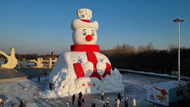 太阳岛“雪人先生”与游客见面