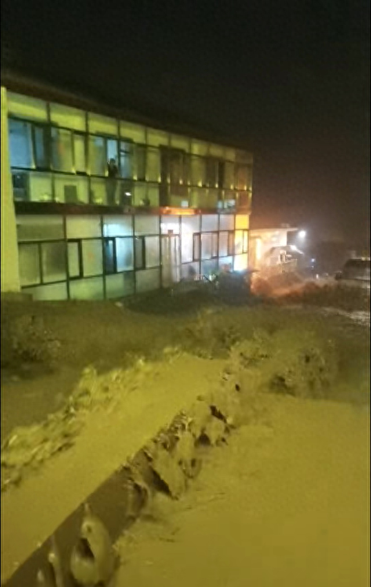 五台山景区夜晚暴雨引发洪水，路边停放的多辆大巴、小车被卷走；当地回应：未造成人员伤亡
