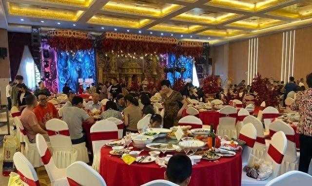 太丢人了，北京一大爷参加酒席，随礼200，竟连喝带拿6瓶五粮液