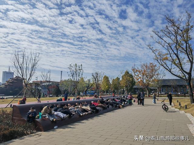 泰安：一个广场里的2个躺椅爆红网络，“抢位大战”让你“躺”赢