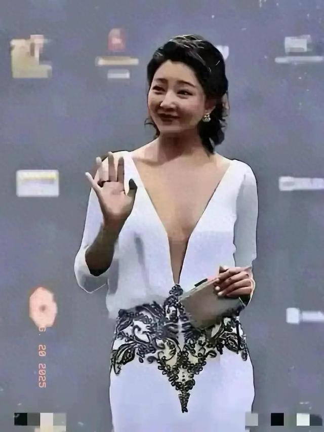 哇塞 殷桃彻底放开了 真空穿连体衣惊艳众人 身材凹凸有致 性感又迷人