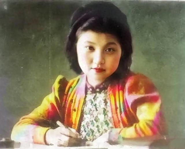 这就是蒋经国二儿媳黄美伦的真实样貌,颜值堪比明星,罕见老照片