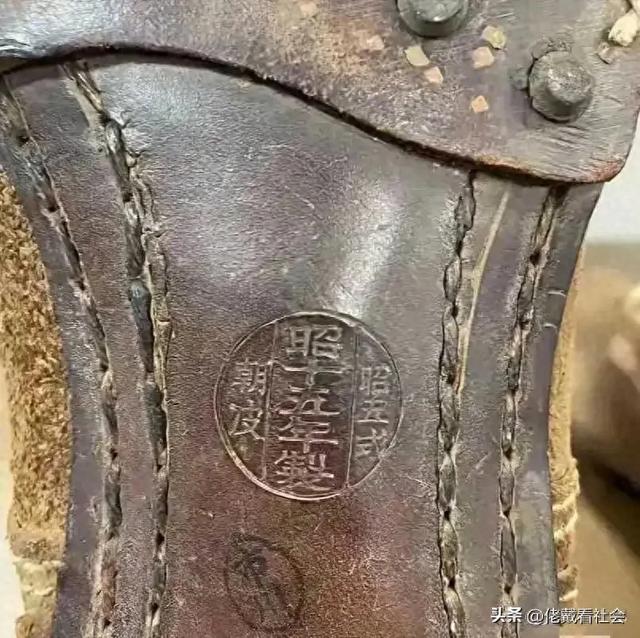 日本鬼子以前穿的大黄靴，原来是这个样子的。​​​