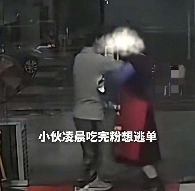 提刀拦门！知道原因的网友:“老板娘做的太对了，早就该这样！”