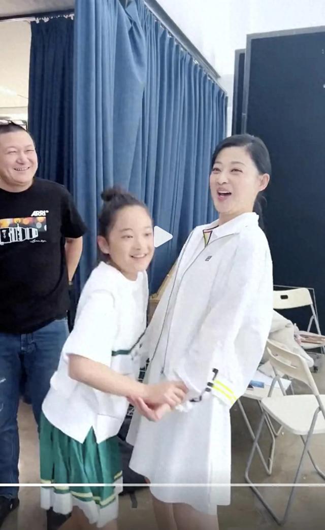 梅婷11岁女儿近照曝光，简直是妈妈翻版，连“卧蚕”都一模一样