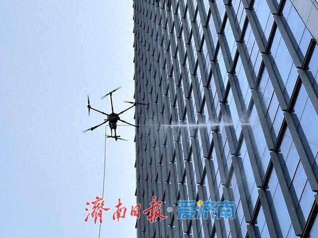 6级以下风力可稳定作业，济南完成无人机玻璃幕墙清洗试验