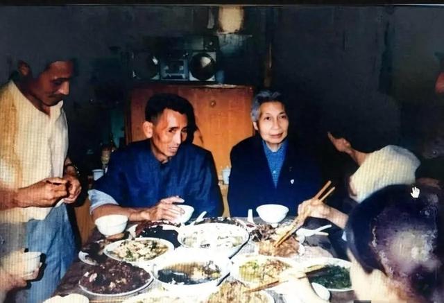 1985年，曾志回到井冈山，看望流落在民间的儿子，留下几张全家福