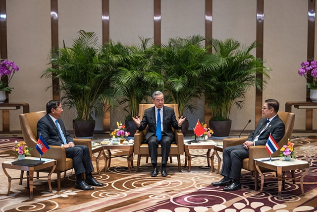 中国给特朗普上了一课！当着王毅的面，泰柬外长笑容满面亲密握手