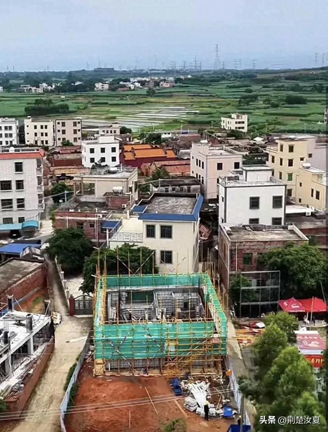 全红婵家别墅惹争议！邻居同期建房快完工了，她家一楼还在装铝模