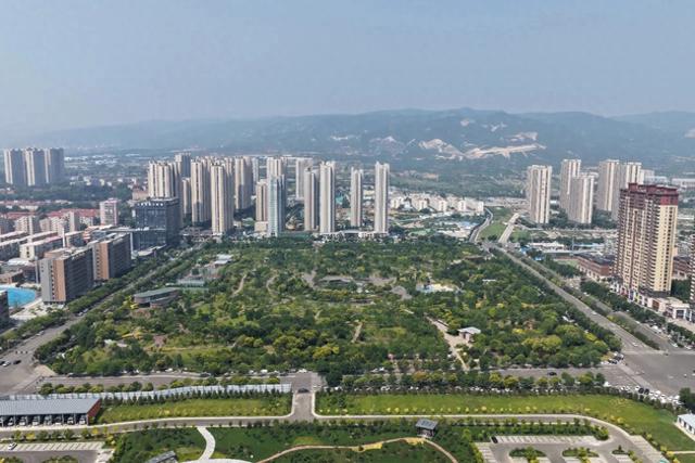 摄乐公园内绿意盎然，成为太原市民消暑纳凉的好去处