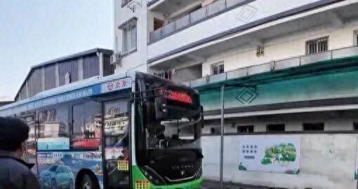 小伙挑战100元从广东坐公交回黑龙江，钱不够就沿路捡废品、做兼职，现已到达湖南......母亲：刷视频才知道