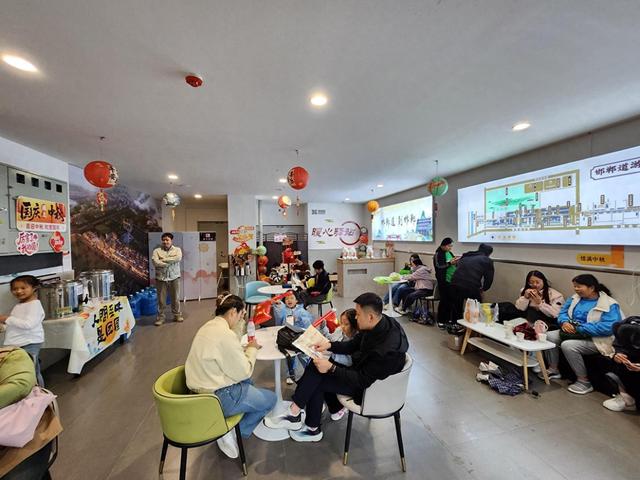 青春十一 文旅共赏丨雨润古街暖 服务沁人心——邯郸道暖心驿站守护游客出行路