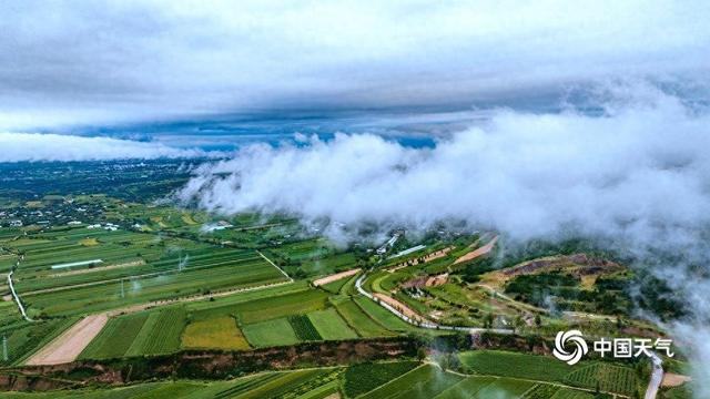 山西平陆雨后云雾升腾 织就田园仙境