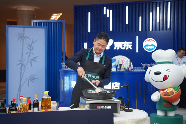 刘强东亲自下厨，“人间烟火气”背后的京东商业哲学