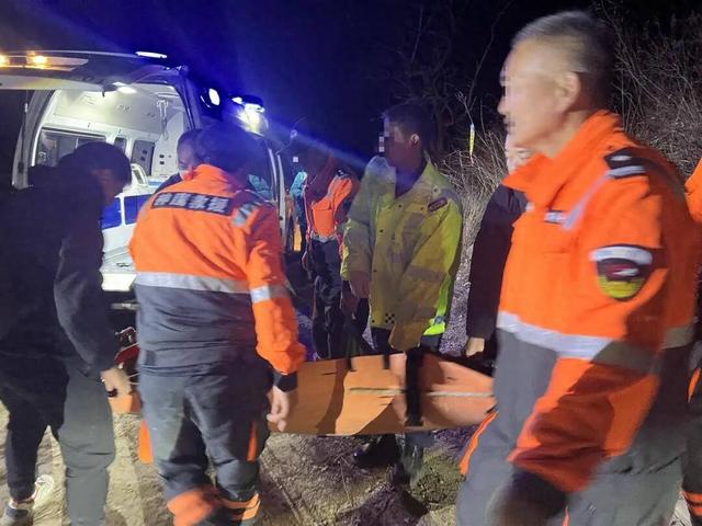 38岁男子在南太行登山突发心脏病，救援人员抵达时他已无呼吸，大家轮流将遗体运下山