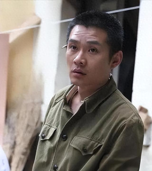 他大器晚成，演了75部剧才开始红，今16岁儿子帅出天际没人反驳