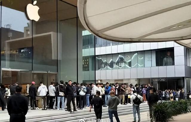 iPhone 17发售：基础款卖爆、Pro“遇冷”，苹果终于学会性价比了