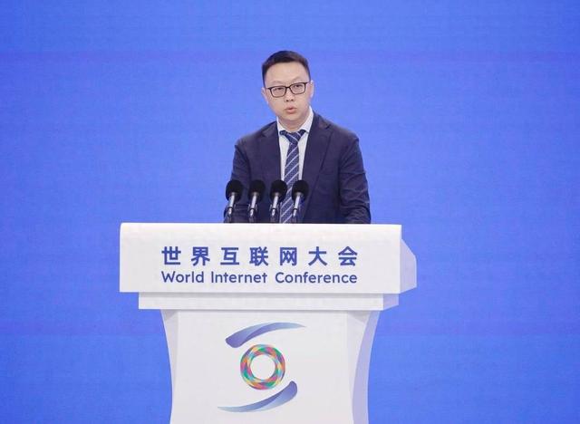 阿里巴巴集团CEO吴泳铭：AI发展将经历三个阶段，技术普惠是AI时代的全新机遇