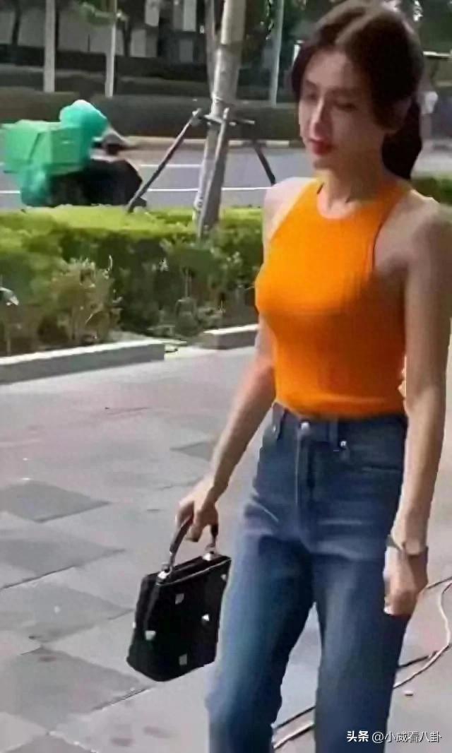 秦岚在大街上被偶遇,身材前凸后翘,不得不说,魏大勋眼光真好