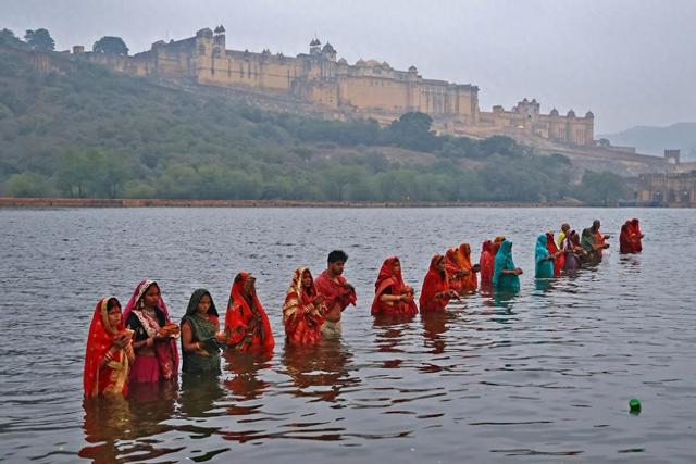 印度游客庐山戏水引争议：文化差异还是素质问题？