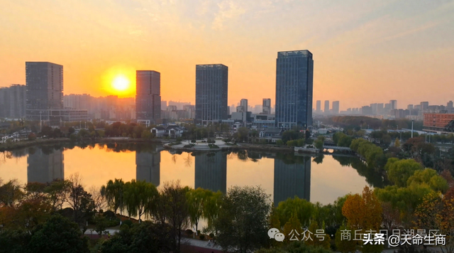 商丘日月湖景区：当橙红天幕吻过粼粼波光