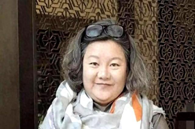 陈凯歌前妻洪晃京郊院子曝光，百平空地长草，网友：哪像名门小院