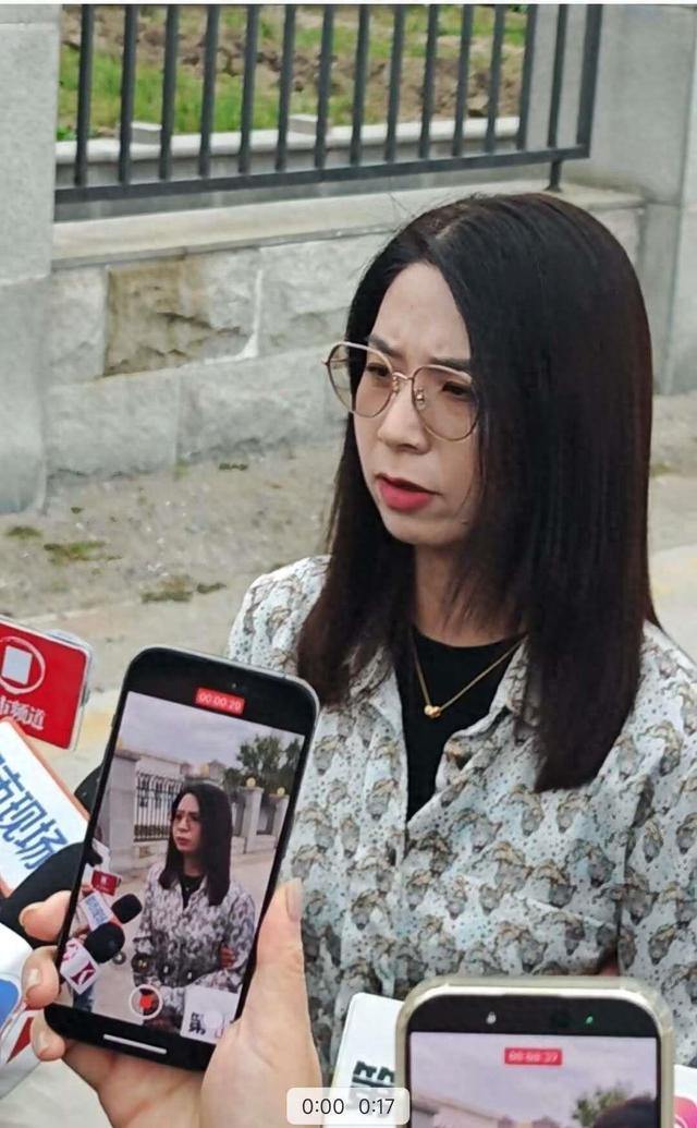 “性侵工伤认定”当事人起诉前司案开庭，原告穿着被侵害时的衣服，其丈夫为委托代理人