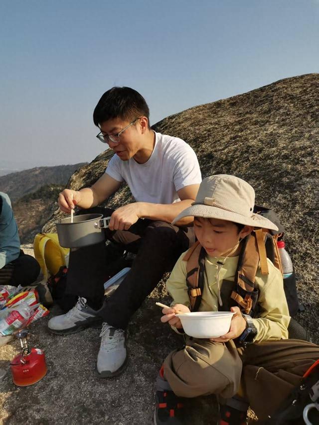 父母每周坚持带娃爬山，一年爬了20多座