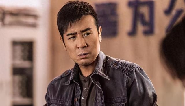 3岁丧父，吃姐姐奶水长大，成名后为8个哥姐买房，如今成为大明星