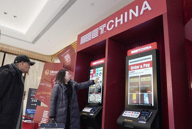 “付款太丝滑了”！外国游客在京消费有了“傻瓜机”