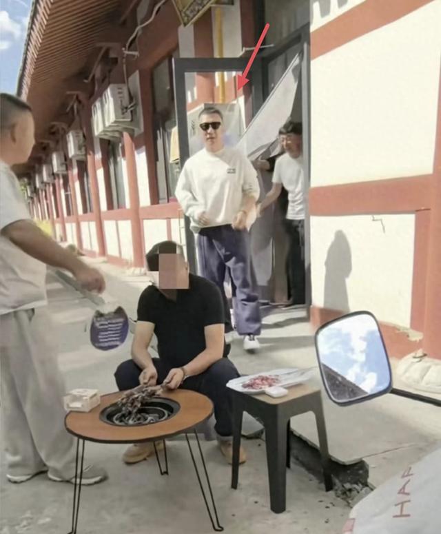 孙红雷和老婆王骏迪到宁夏旅游，在院子烤羊肉串，打扮时尚好贵气