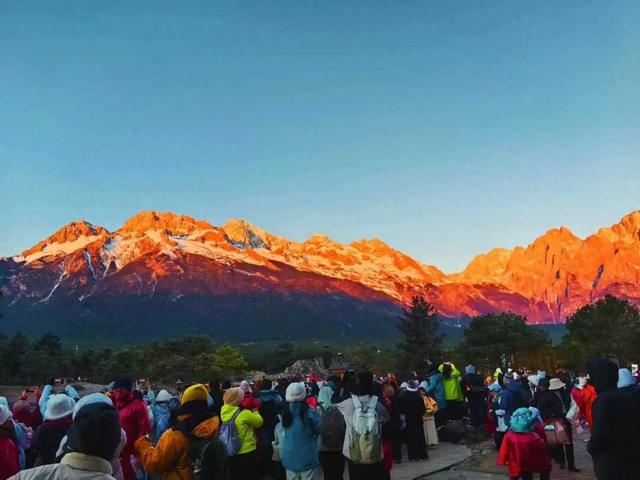 秋冬来丽江,把一年的好运都收进这场“日照金山”里