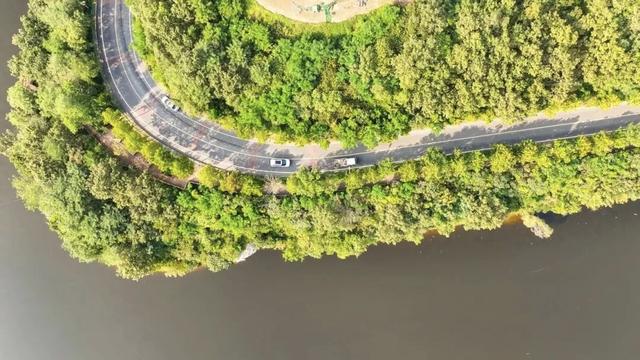 金普居然藏着这么美的公路！总台记者也来打卡拍摄