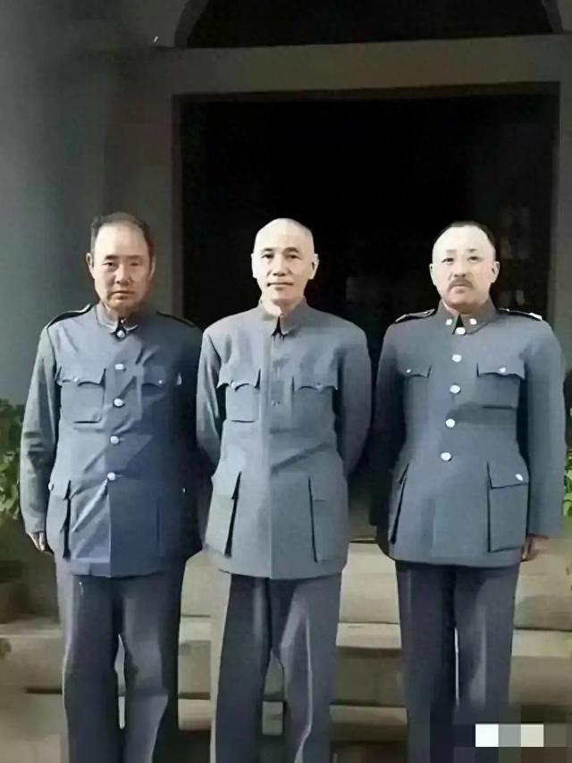 我敢打赌，认得出这三人的历史绝对不会差，一般只认识中间的那人